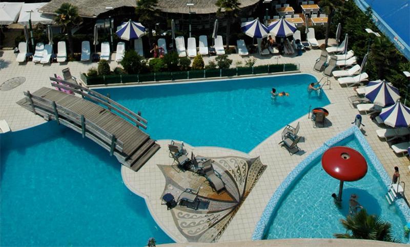 Vela Hotel Restaurant 골렘 외부 사진