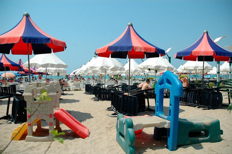 Vela Hotel Restaurant 골렘 외부 사진