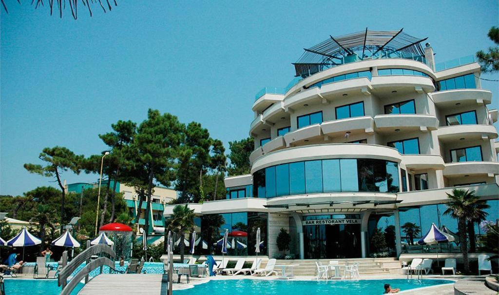 Vela Hotel Restaurant 골렘 외부 사진
